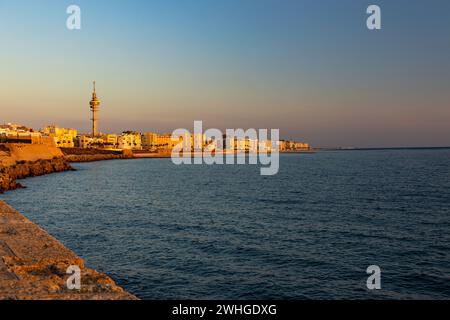 Meeresküste in Cadiz in der goldenen Stunde Stockfoto