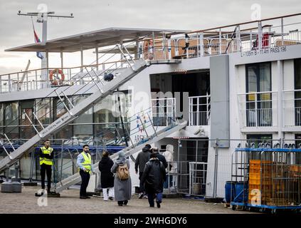 ARNHEM - Asylsuchende gehen an Bord eines Bootes an der Nieuwe Kade in der Hauptstadt Gelderlands. Die Asylbewerber mussten ihren Wohnort wegen eines Brandes in einem benachbarten Boot vorübergehend verlassen, wo Flüchtlinge auch von der Zentralen Agentur für die Aufnahme von Asylbewerbern aufgenommen wurden. ANP SEM VAN DER WAL niederlande Out - belgien Out Credit: ANP/Alamy Live News Stockfoto