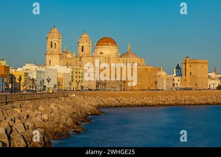 Küste in Cadiz mit Blick auf die Kathedrale in der goldenen Stunde Stockfoto