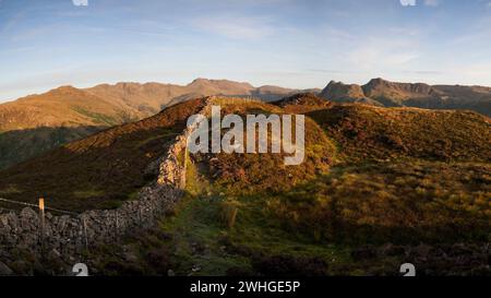 Ein Panoramablick vom Gipfelgrat des Lingmoor fiel bei Sonnenaufgang im Lake District National Park, Großbritannien Stockfoto