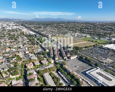 Luftaufnahme von La Habra, Stadt in der nordwestlichen Ecke von Orange County, Kalifornien, USA. Stockfoto