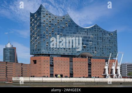 Elbphilharmonie, Hamburger Konzerthalle, moderne Architektur mit Glas und traditionellen roten Backsteinen in der Lagerstadt, berühmt La Stockfoto
