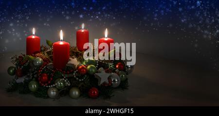 Adventskranz mit rot brennenden Kerzen und Weihnachtsdekoration vor dunkelblauem Hintergrund mit Bokeh-Lichtern und Sternen, Pano Stockfoto