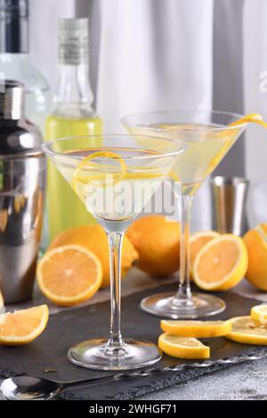 Zitronentropfen Martini mit Schale Stockfoto