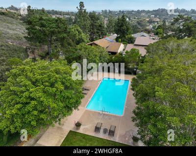 Luftaufnahme der Freizeiteinrichtungen mit Pool in einer privaten Wohnsiedlung in La Jolla Stockfoto