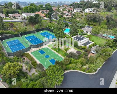Aus der Vogelperspektive auf Erholungseinrichtungen mit Tennis und Pool in einer privaten Wohnsiedlung in La Jolla Stockfoto