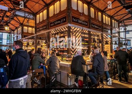 Auf dem Markt von San Miguel, neben der Plaza Mayor, Madrid, Spanien. Februar 2022 Stockfoto