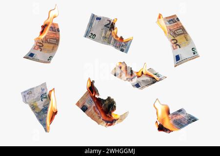 Brennendes Geld, Sammlung von zwanzig und fünfzig Euro-Banknoten mit Flammen isoliert auf weißem Hintergrund, Finanzierungskonzept für inf Stockfoto