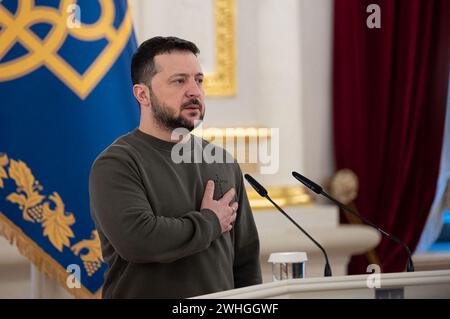 Kiew, Ukraine. Februar 2024. HANDOUT – der ukrainische Präsident Wolodymyr Zelenskyj, links, steht für die Nationalhymne während der Verleihung der Medaillen des Helden der Ukraine im Weißen Saal des Mariinski-Palastes am 9. Februar 2024 in Kiew, Ukraine. Foto der ukrainischen Präsidentschaft via ABACAPRESS.COM Credit: Abaca Press/Alamy Live News Stockfoto