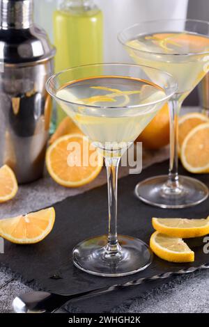 Zitronentropfen Martini mit Schale Stockfoto