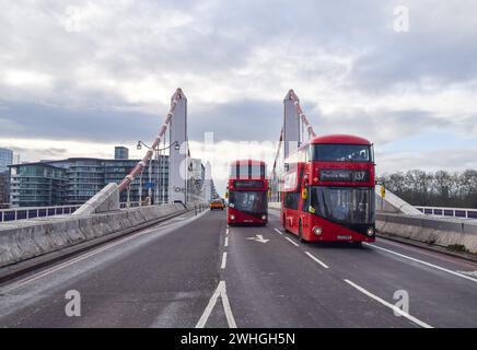 London, Großbritannien. Februar 2024. Allgemeine Ansicht der Chelsea Bridge, da Berichte zeigen, dass Abdul Ezedi, der Verdächtige des Chemieangriffs Clapham, nach einem Sturz von der Brücke gestorben sein könnte. Die Polizei hat angekündigt, die Themse zu durchsuchen. Quelle: Vuk Valcic/Alamy Live News Stockfoto