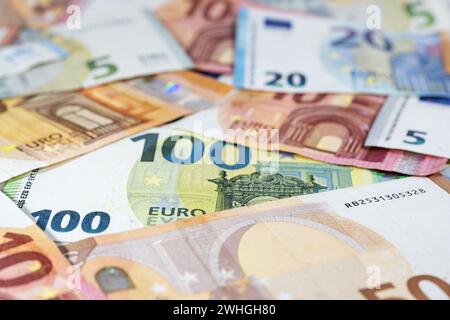 Verschiedene Euro-Banknoten, Geldkonzept für Wirtschaft, Wirtschaft und Finanzen, Nahaufnahme mit Kopierraum, ausgewählter Schwerpunkt Stockfoto