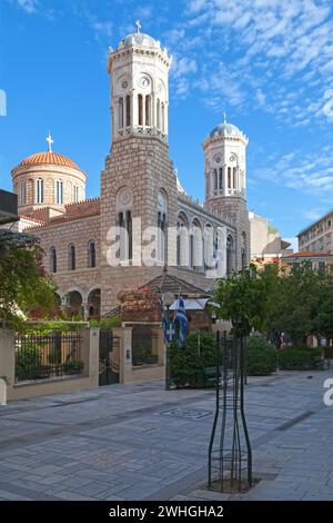 Athen, Griechenland - 01. Mai 2019: Die orthodoxe Kirche des Dormitiums der Theotokou - Jungfrau Chrisospileotissis (griechisch Ιερός Ναός Κοιμήσεως Θεοτόκου - Πα) Stockfoto