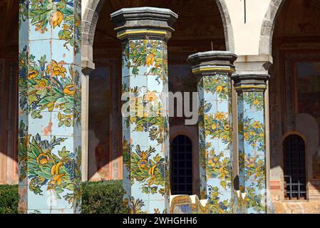 Kreuzgang, Basilica di Santa Chiara, Neapel, Italien Stockfoto