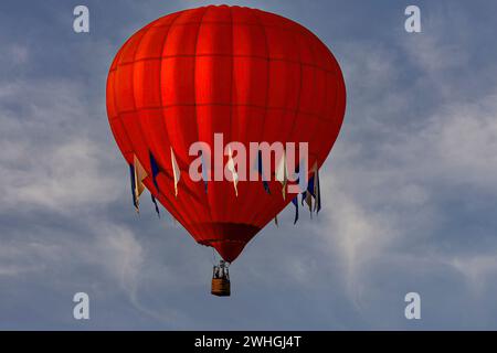 Start eines Heißluftballons bei Sonnenaufgang am Morgen während eines Ballonfestivals Stockfoto