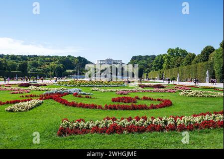 Wien, Österreich - 12. August 2022: Blühender Garten im Schloss Schönbrunn, der prächtigen Sommerresidenz der Habsburger Herrscher in Wien. Bewundern Sie es Stockfoto