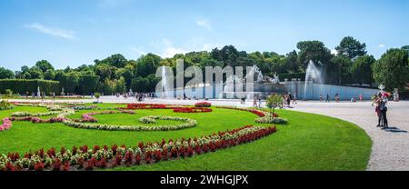 Wien, Österreich - 12. August 2022: Blühender Garten im Schloss Schönbrunn, der prächtigen Sommerresidenz der Habsburger Herrscher in Wien. Bewundern Sie es Stockfoto