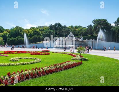 Wien, Österreich - 12. August 2022: Blühender Garten im Schloss Schönbrunn, der prächtigen Sommerresidenz der Habsburger Herrscher in Wien. Bewundern Sie es Stockfoto