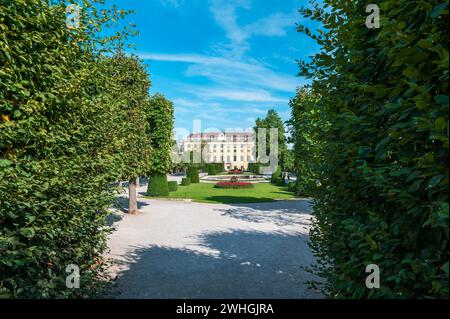 Wien, Österreich - 12. August 2022: Schloss Schönbrunn, die prächtige Sommerresidenz der Habsburger in Wien. Bewundern Sie die opulente Architektur Stockfoto