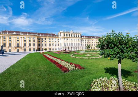 Wien, Österreich - 12. August 2022: Blühender Garten im Schloss Schönbrunn, der prächtigen Sommerresidenz der Habsburger Herrscher in Wien. Bewundern Sie es Stockfoto