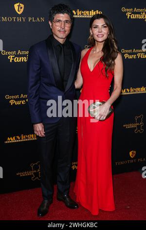 Hollywood, Usa. Februar 2024. HOLLYWOOD, LOS ANGELES, KALIFORNIEN, USA – 09. FEBRUAR: Alejandro Gomez Monteverde und Ehefrau Ali Landry kommen bei der 31. Annual Movieguide Awards Gala an, die am 9. Februar 2024 im AVALON Hollywood und Bardot in Hollywood, Los Angeles, Kalifornien, USA, stattfindet. (Foto: Xavier Collin/Image Press Agency) Credit: Image Press Agency/Alamy Live News Stockfoto