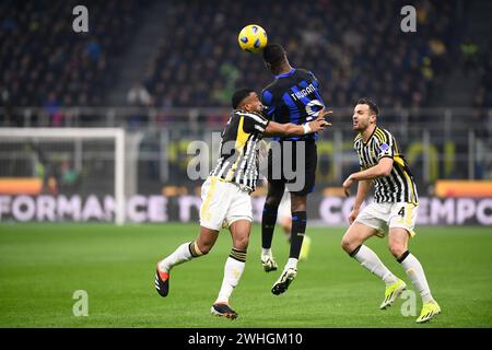 Bremer (Juventus) kämpfte um den Ball mit Marcus Thuram (FC Internazionale) während des Fußballspiels der Serie A zwischen FC Internazione und Juventus, A Stockfoto