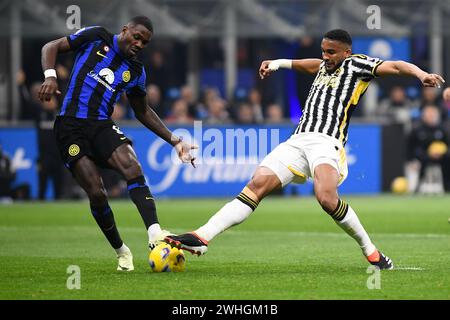 Bremer (Juventus) kämpfte um den Ball mit Marcus Thuram (FC Internazionale) während des Fußballspiels der Serie A zwischen FC Internazione und Juventus, A Stockfoto