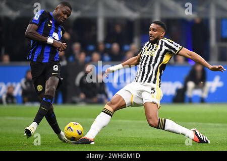 Bremer (Juventus) kämpfte um den Ball mit Marcus Thuram (FC Internazionale) während des Fußballspiels der Serie A zwischen FC Internazione und Juventus, A Stockfoto