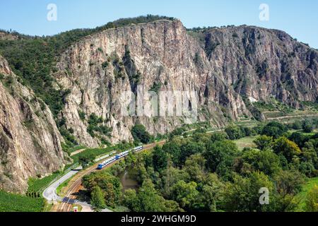 Der Rotenfels mit einem Alstom Coradia LINT Regionalbahn Regionalzug der vlexx in Traisen, Deutschland Traisen, Deutschland - 23. August 2023: Der Rotenfels mit einem Alstom Coradia LINT Regionalbahn Regionalzug der vlexx in Traisen, Deutschland. *** Die Rotenfels mit einem Regionalzug Alstom Coradia LINT von vlexx in Traisen, Deutschland 23. August 2023 die Rotenfels mit einem Regionalzug Alstom Coradia LINT von vlexx in Traisen, Deutschland Stockfoto