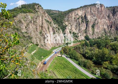 Der Rotenfels mit einem Alstom Coradia LINT Regionalbahn Regionalzug der vlexx in Traisen, Deutschland Traisen, Deutschland - 23. August 2023: Der Rotenfels mit einem Alstom Coradia LINT Regionalbahn Regionalzug der vlexx in Traisen, Deutschland. *** Die Rotenfels mit einem Regionalzug Alstom Coradia LINT von vlexx in Traisen, Deutschland 23. August 2023 die Rotenfels mit einem Regionalzug Alstom Coradia LINT von vlexx in Traisen, Deutschland Stockfoto