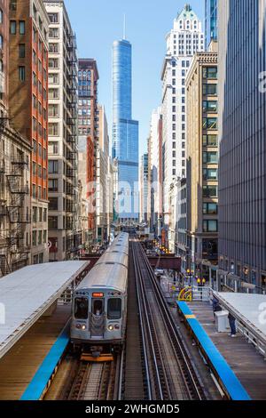 Chicago L Elevated Hochbahn Metro Bahn ÖPNV Zug an der Haltestelle Adams Wabash in Chicago, USA Chicago, USA - 3. Mai 2023: Chicago L Hochbahn Metro Bahn ÖPNV Zug an der Haltestelle Adams Wabash in Chicago, USA. *** Chicago L erhöhte U-Bahn-Bahn an der Haltestelle Adams Wabash in Chicago, USA Chicago, USA 3. Mai 2023 Chicago L erhöhte U-Bahn-Bahn-Bahn an der Haltestelle Adams Wabash in Chicago, USA Stockfoto