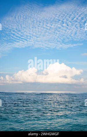 Hintergrund des türkisfarbenen Meeres und des blauen Himmels Stockfoto
