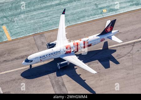 Air Canada Airbus A220-300 Flugzeug Flughafen Los Angeles in den USA Luftbild Turning Red Sonderbemalung Los Angeles, USA - 4. November 2022: Ein Airbus A220-300 Flugzeug der Air Canada mit dem Kennzeichen C-GVDP und der Turning Red Sonderbemalung auf dem Flughafen Los Angeles LAX in den USA. *** Air Canada Airbus A220 300 Flugzeuge Flughafen Los Angeles in den USA Luftbild Rot Sonderlackierung Los Angeles, USA 4. November 2022 ein Air Canada Airbus A220 300 Flugzeug mit der Zulassung C GVDP und der Turning Red Sonderlackierung am Flughafen Los Angeles LAX in den USA Stockfoto