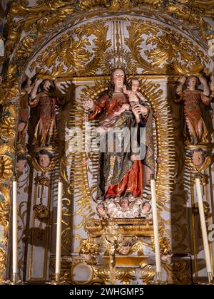 Der wunderschön verzierte Altar der Kathedrale in Orihuela, Alicante, Spanien. Stockfoto