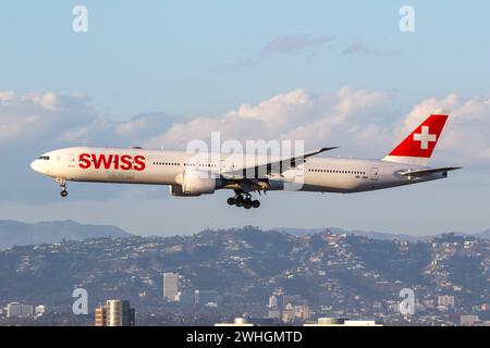 Schweizer Boeing 777-300ER Flugzeug Flughafen Los Angeles in den USA Los Angeles, USA - 2. November 2022: Ein Boeing 777-300ER Flugzeug der Swiss mit dem Kennzeichen HB-JNH auf dem Flughafen Los Angeles LAX in den USA. *** Schweizer Boeing 777 300 er Flugzeug Los Angeles Flughafen in den USA Los Angeles, USA 2. November 2022 Ein Schweizer Boeing 777 300 er Flugzeug mit der Registrierung HB JNH am Flughafen Los Angeles LAX in den USA Stockfoto