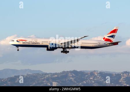 British Airways Boeing 777-300ER Flugzeug Flughafen Los Angeles in den USA Los Angeles, USA - 2. November 2022: Ein Boeing 777-300ER Flugzeug der British Airways mit dem Kennzeichen G-STBH auf dem Flughafen Los Angeles LAX in den USA. *** British Airways Boeing 777 300 er Flugzeug Los Angeles Flughafen in den USA Los Angeles, USA 2. November 2022 Ein British Airways Boeing 777 300 er Flugzeug mit der Registrierung G STBH am Flughafen Los Angeles LAX in den USA Stockfoto