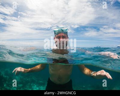 Man schnorchelt im kristallklaren tropischen Meer Stockfoto