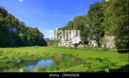 Radfahrer auf dem Lautertaler Radweg zwischen Felswand und lauter Stockfoto