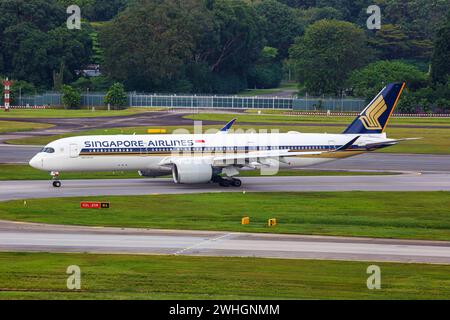 Singapore Airlines Airbus A350-900 Flugzeug Flughafen Changi in Singapur Changi, Singapur - 3. Februar 2023: Ein Airbus A350-900 Flugzeug der Singapore Airlines mit dem Kennzeichen 9V-SHG auf dem Flughafen Changi SIN in Singapur. *** Singapore Airlines Airbus A350 900 Flugzeuge Changi Airport in Singapur Changi, Singapur 3. Februar 2023 Ein Singapore Airlines Airbus A350 900 Flugzeug mit der Registrierung 9V SHG am Changi Airport SIN in Singapur Stockfoto