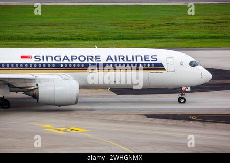 Singapore Airlines Airbus A350-900 Flugzeug Flughafen Changi in Singapur Changi, Singapur - 3. Februar 2023: Ein Airbus A350-900 Flugzeug der Singapore Airlines mit dem Kennzeichen 9V-SHN auf dem Flughafen Changi SIN in Singapur. *** Singapore Airlines Airbus A350 900 Flugzeuge Changi Airport in Singapur Changi, Singapur 3. Februar 2023 Ein Singapore Airlines Airbus A350 900 Flugzeug mit der Registrierung 9V SHN am Changi Airport SIN in Singapur Stockfoto