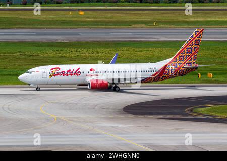 Batik Air Indonesia Boeing 737-800 Flugzeug Flughafen Changi in Singapur Changi, Singapur - 3. Februar 2023: Ein Boeing 737-800 Flugzeug der Batik Air Indonesia mit dem Kennzeichen PK-LZZ auf dem Flughafen Changi SIN in Singapur. *** Batik Air Indonesia Boeing 737 800 Flugzeuge Changi Airport in Singapur Changi, Singapur 3. Februar 2023 Ein Boeing 737 800 Flugzeug der Batik Air Indonesia mit der Registrierung PK LZZ am Flughafen Changi SIN in Singapur Stockfoto