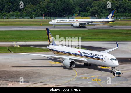 Singapore Airlines Airbus und Boeing Flugzeuge Flughafen Changi in Singapur Changi, Singapur - 3. Februar 2023: Airbus A350 und Boeing 777 Flugzeuge der Singapore Airlines auf dem Flughafen Changi SIN in Singapur. *** Singapore Airlines Airbus und Boeing Aircraft Changi Airport in Singapur Changi, Singapur 3. Februar 2023 Airbus A350 und Boeing 777 Flugzeuge von Singapore Airlines am Changi Airport SIN IN Singapur Stockfoto