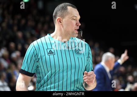 © NICOLAS GOISQUE/MAXPPP - 07.02.2024, 20h00, palais des Sports jean-michel geoffroy de dijon, Basketball Champions League, Top 16, 3ème journéejda dijon Korb - telekom Baskets bonn, sergii zashchuk, Arbitre Credit: MAXPPP/Alamy Live News Stockfoto