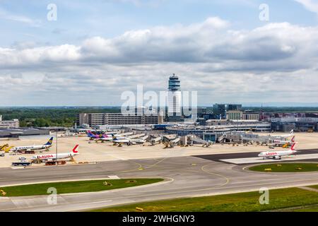 Luftbild des Flughafen Wien Wien Flughafen in Österreich Wien, Österreich - 24. Mai 2023: Luftbild des Flughafens Wien Wien Airport in Wien, Österreich. *** Luftaufnahme des Wiener Flughafens in Österreich Wien, Österreich 24. Mai 2023 Luftaufnahme des Wiener Flughafens in Wien, Österreich Stockfoto