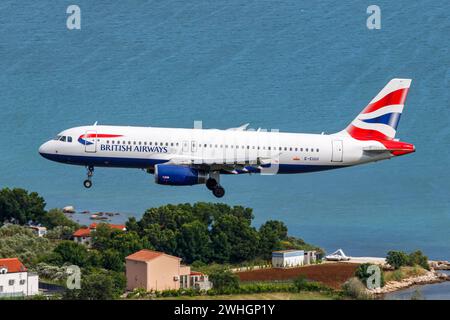 British Airways Airbus A320 Flugzeug Flughafen Split in Kroatien Split, Kroatien - 28. Mai 2023: Ein Airbus A320 Flugzeug der British Airways mit dem Kennzeichen G-EUUI auf dem Flughafen Split SPU in Kroatien. *** British Airways Airbus A320 Aircraft Split Airport in Kroatien Split, Kroatien 28. Mai 2023 Ein Airbus A320 von British Airways mit der Registrierung G EUUI am Flughafen Split SPU in Kroatien Stockfoto