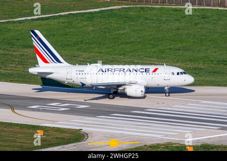 Air France Airbus A318 Flugzeug Flughafen Split in Kroatien Split, Kroatien - 28. Mai 2023: Ein Airbus A318 Flugzeug der Air France mit dem Kennzeichen F-GUGO auf dem Flughafen Split SPU in Kroatien. *** Air France Airbus A318 Airbus Split Airport in Kroatien Split, Kroatien 28. Mai 2023 ein Air France Airbus A318 Flugzeug mit der Registrierung F GUGO am Split SPU Airport in Kroatien Stockfoto