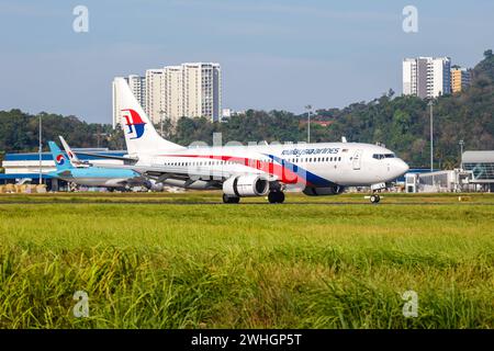 Malaysia Airlines Boeing 737-800 Flugzeug Flughafen Penang in Malaysia Penang, Malaysia - 8. Februar 2023: Ein Boeing 737-800 Flugzeug der Malaysia Airlines mit dem Kennzeichen 9M-MLK auf dem Flughafen Penang PEN in Malaysia. *** Malaysia Airlines Boeing 737 800 Flugzeug Penang Airport in Malaysia Penang, Malaysia 8. Februar 2023 Ein Malaysia Airlines Boeing 737 800 Flugzeug mit der Registrierung 9M MLK am Penang Airport PEN in Malaysia Stockfoto