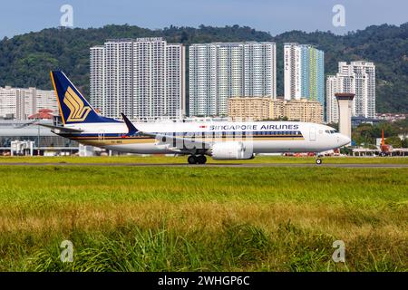 Singapore Airlines Boeing 737 MAX 8 Flugzeug Flughafen Penang in Malaysia Penang, Malaysia - 8. Februar 2023: Ein Boeing 737 MAX 8 Flugzeug der Singapore Airlines mit dem Kennzeichen 9V-MBE auf dem Flughafen Penang PEN in Malaysia. *** Singapore Airlines Boeing 737 MAX 8 Flugzeuge Penang Airport in Malaysia Penang, Malaysia 8. Februar 2023 Ein Singapore Airlines Boeing 737 MAX 8 Flugzeug mit der Registrierung 9V MBE am Penang PEN Airport in Malaysia Stockfoto