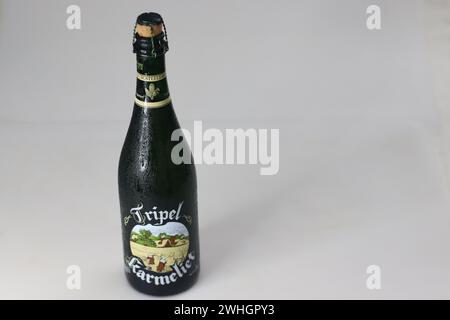 Mumbai, Indien, 01. Oktober 2023. Tripel Karmeliet Beer Bottle – belgisches Bier mit reichhaltigem Geschmack und goldenem Farbton. Perfekt für Bierliebhaber, Kneipenszenen, an Stockfoto