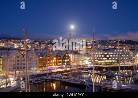 Europa, Norwegen, Tromso Hafen bei Nacht mit verankerten Booten im Winter Stockfoto